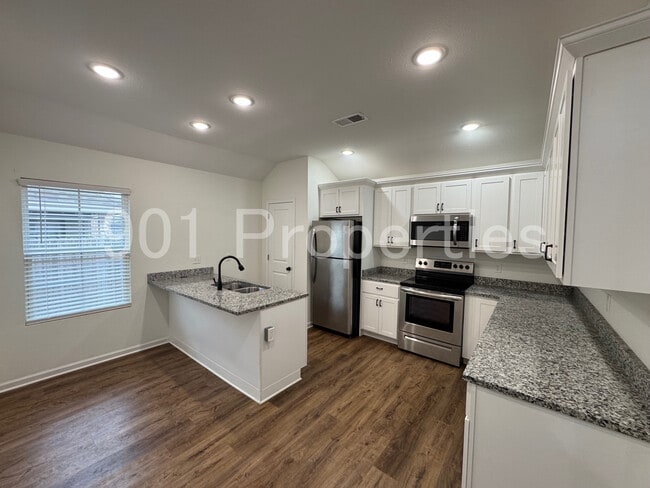 Building Photo - 565 Fernwood Dr