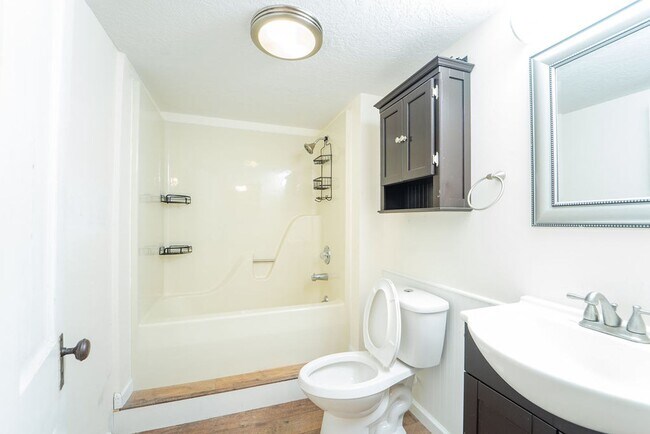 Building Photo - Spacious 3 Bedroom, 3 Bath Two story home!!