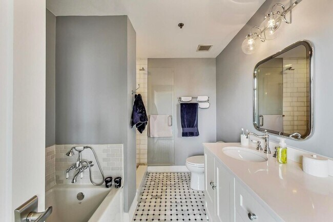 Building Photo - 2BD/2BTH PENTHOUSE  WITH PRIVATE TERRACE I...