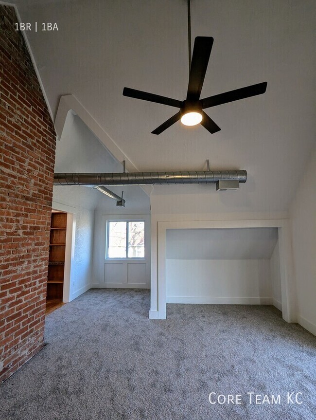 Building Photo - Top floor 1 bedroom off Ward Parkway!