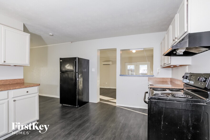 Building Photo - 4880 Hardell Dr