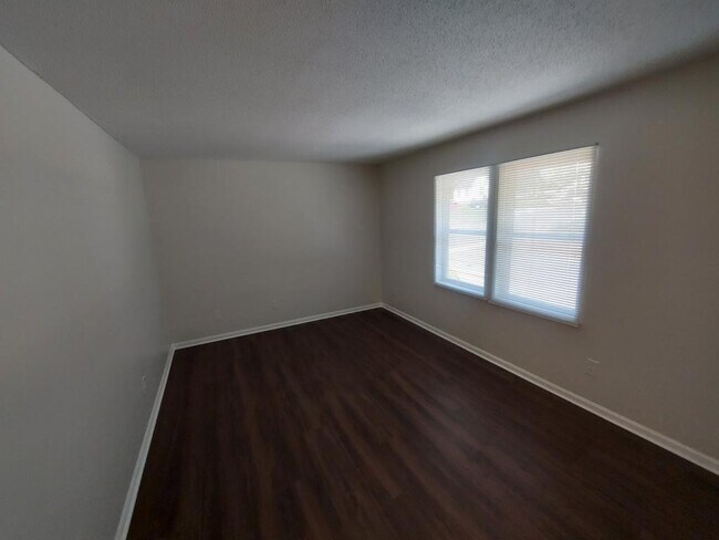 Building Photo - 427 S Main St