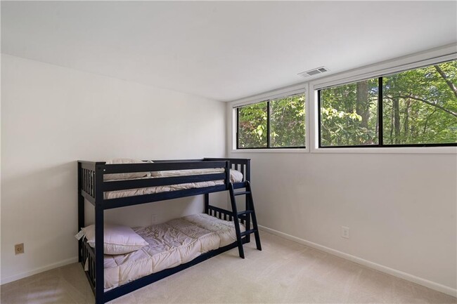 Building Photo - 675 Mountain Dr NE