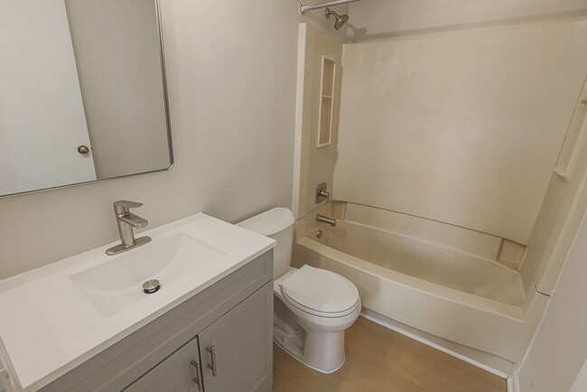 Building Photo - JUST RENOVATED Huge 3 bedroom 3 bathroom t...