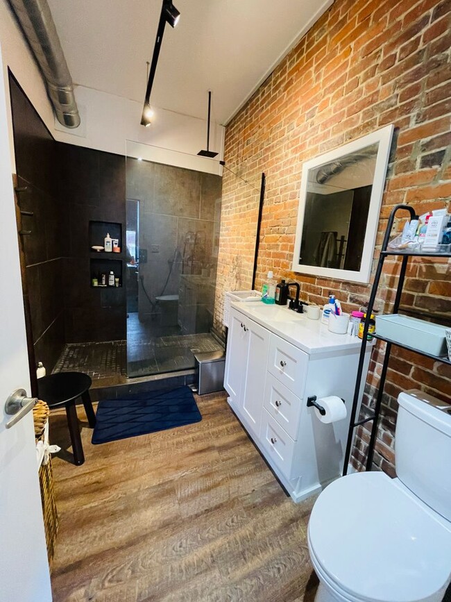 Building Photo - Spacious Master Bedroom and En-Suite in La...