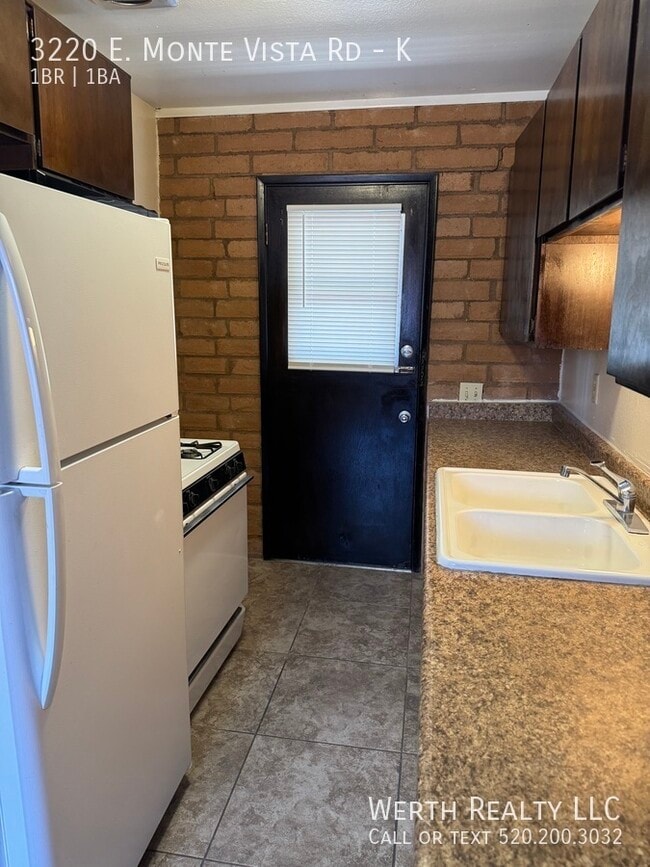 Primary Photo - 3220 E Monte Vista Dr