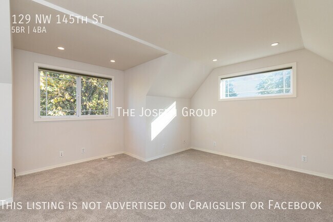 Building Photo - Beautiful 5 bed 3.5 bath in Seattle's Broa...