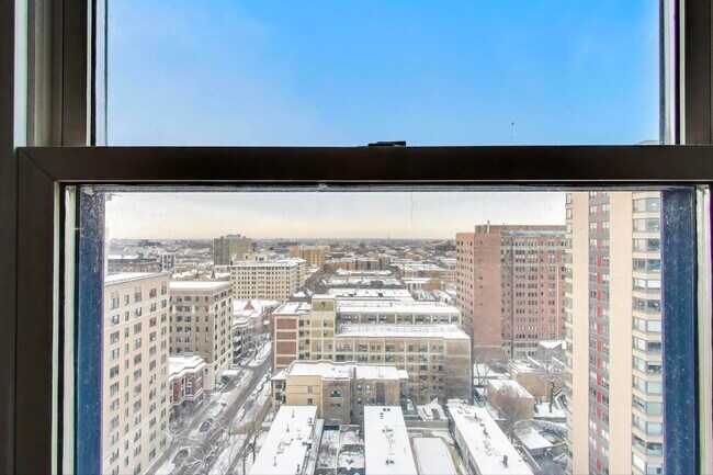 Building Photo - 2909 N Sheridan Rd