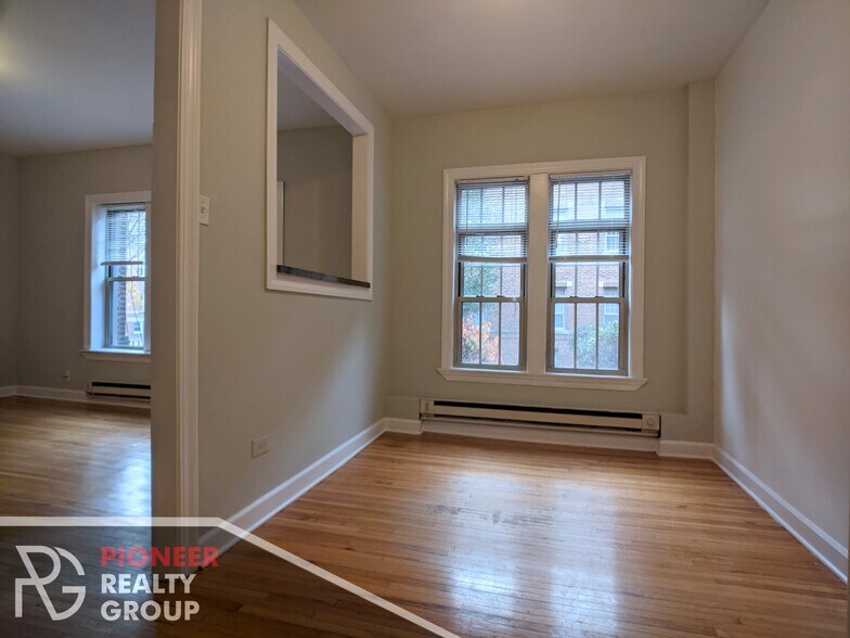 Building Photo - 634 W Barry Ave