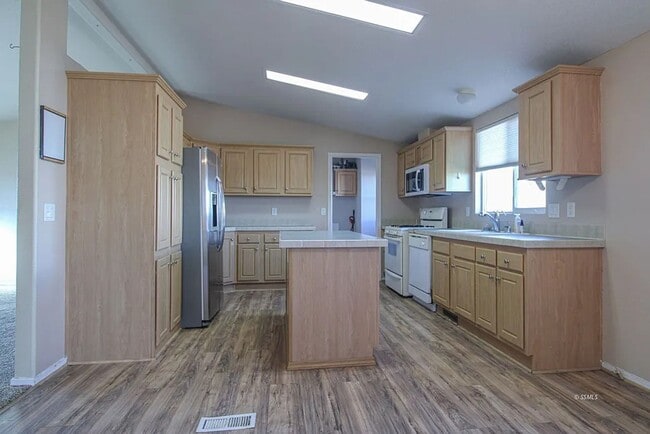 Building Photo - 935 W Sullivan Ave