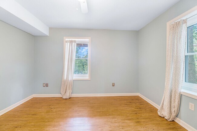 Building Photo - Asheville Rental-Kenilworth Area!