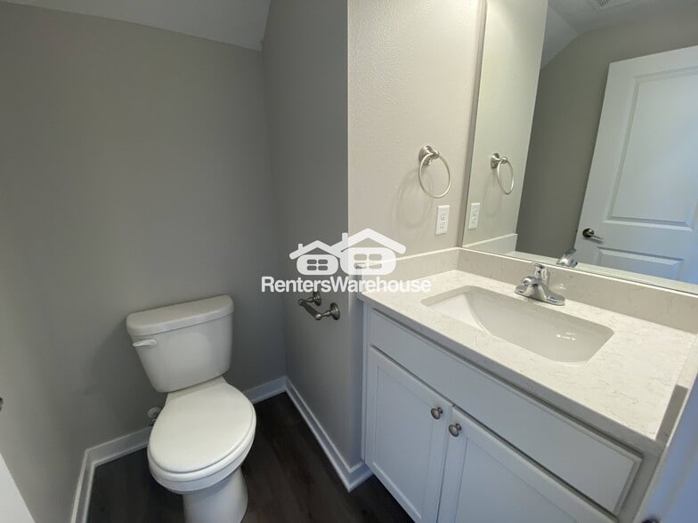 Building Photo - 7000 Lake Hill Dr