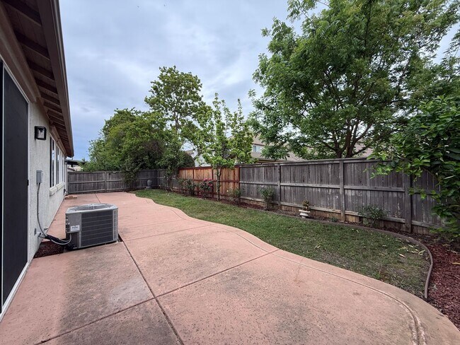 Building Photo - Huge Home in Anatolia Village!