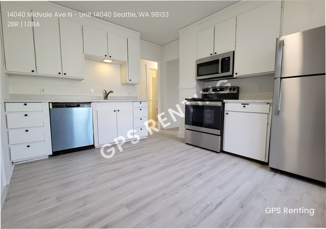 Building Photo - Nicely Remodel Home sitting in prime Everg...