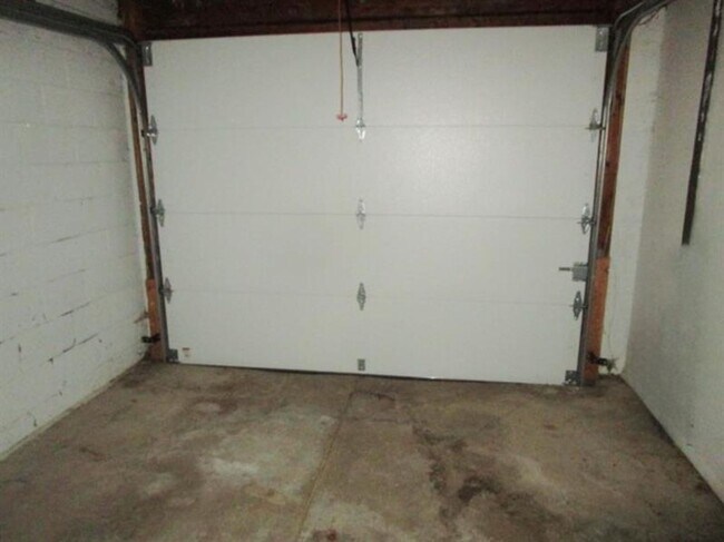 Building Photo - Spacious 3-Bedroom 1.5 bath Home with Fenced Yard & Garage – Ready for You!