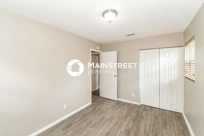 Building Photo - 4 Bedroom Pet-Friendly Home in Jacksonville, FL with Main Street Renewal