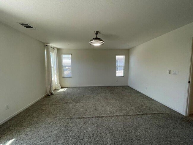 Building Photo - Gorgeous 4 Bed Located in Great Gated Community