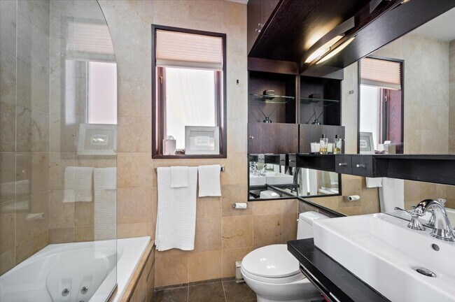 Building Photo - 2130 N Lincoln Park W