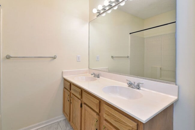 Building Photo - Convenient Coventry Home