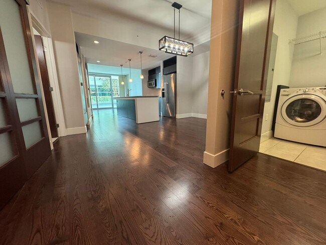 Building Photo - Luxurious 2/2 Modern Condo in Prestigious Channelside with Resort-Style Amenities