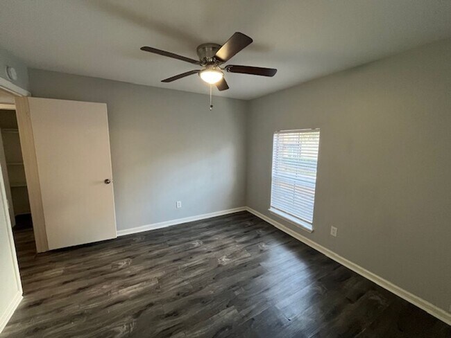 Building Photo - Nice 3 Bedroom 2 Bathroom Windsor Gardens ...