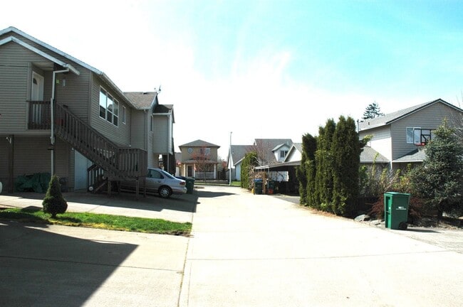 Building Photo - 14611 SE Lone Pine Dr