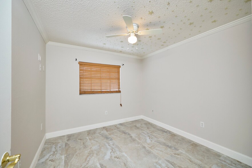 Building Photo - 6804 N Hubert Ave