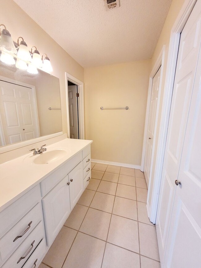 Building Photo - 4 bedroom home near NAS Pensacola West Gate