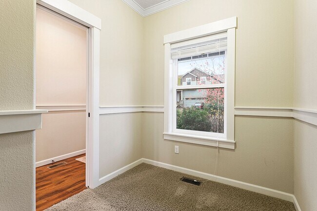 Building Photo - Excellent Condition Three Bedroom + Office, Fenced Backyard, Central AC