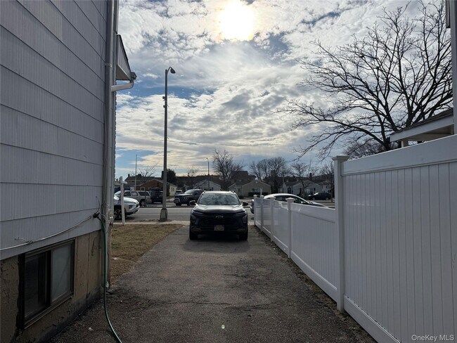 Building Photo - 619 E Park Ave