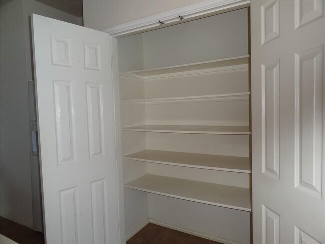 Building Photo - 323 Thorpe Springs Dr