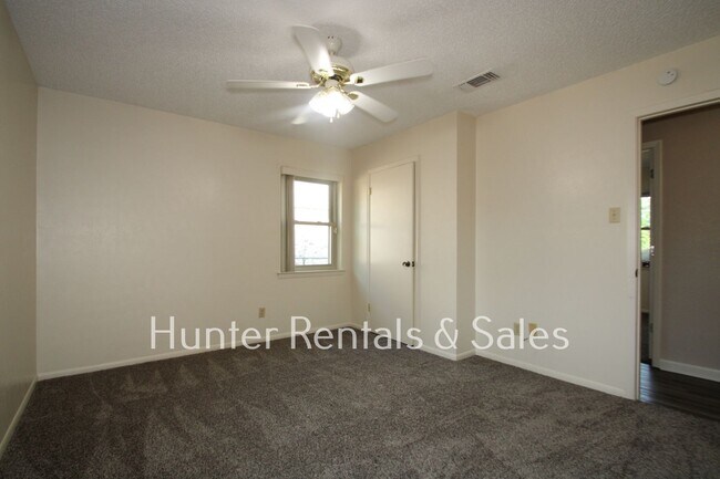 Building Photo - Mountain of Amenities!