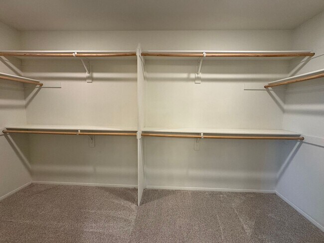 Building Photo - Beautiful 5Bd/3.5Ba Home in Cul-de-Sac in Riverside w/new Turf Back Yard and New Carpet!