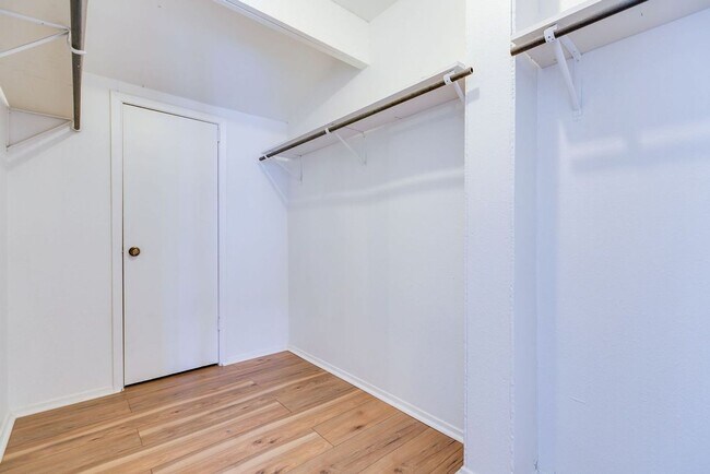Building Photo - PAY NO SECURITY DEPOSIT! Beautiful Spaciou...