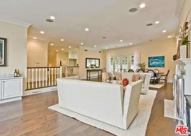 Building Photo - 580 N Kenter Ave