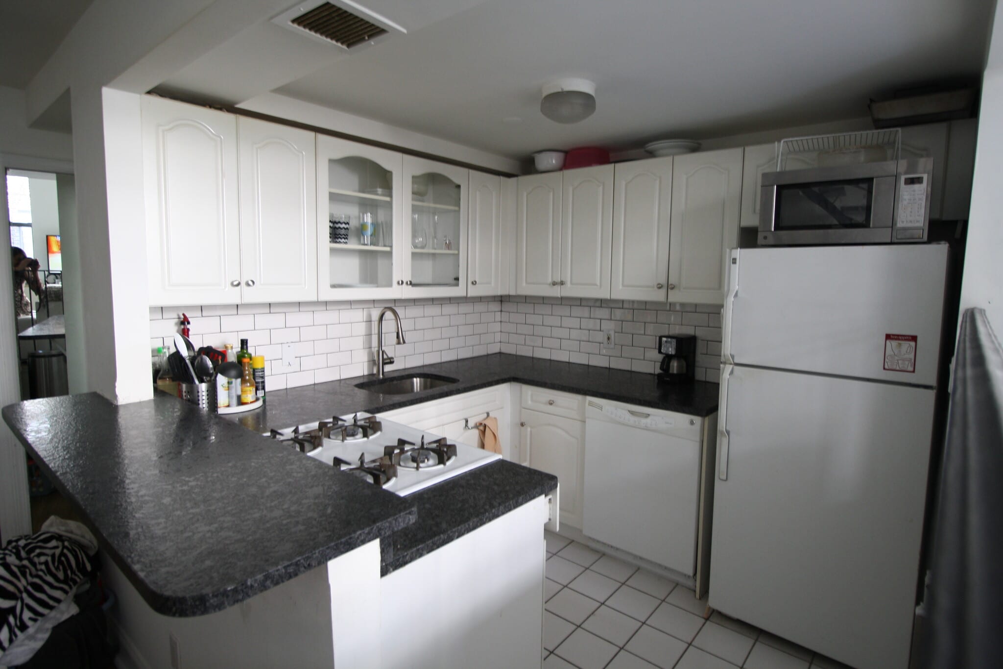 Kitchen 2 w/ old appliances - 312 E 22nd St