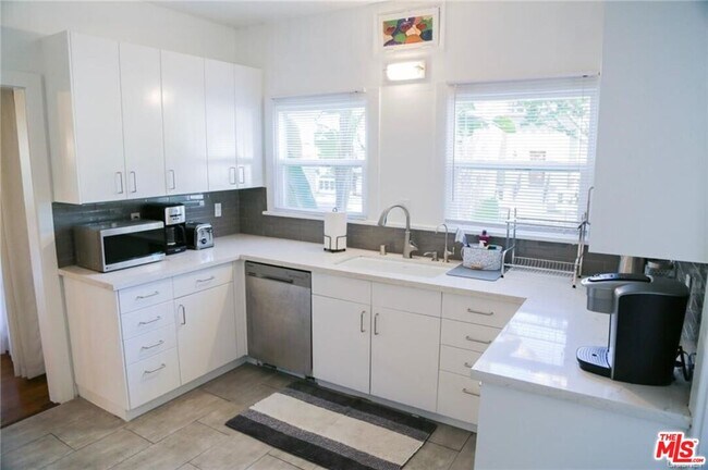 Building Photo - 601 Sweetzer Ave