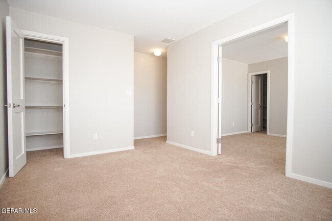 Building Photo - 4200 Camelot Heights Dr