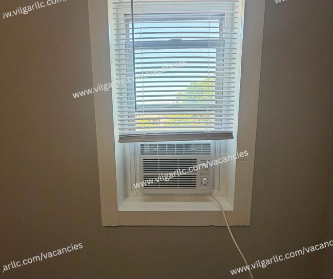 Building Photo - 3910 Deodar St