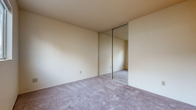 Building Photo - Bright 4 Bedroom 2 Full Bathroom Home with 2 Car Garage!