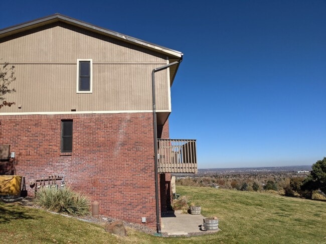Building Photo - Stunning Golden Townhouse On Top of The World!