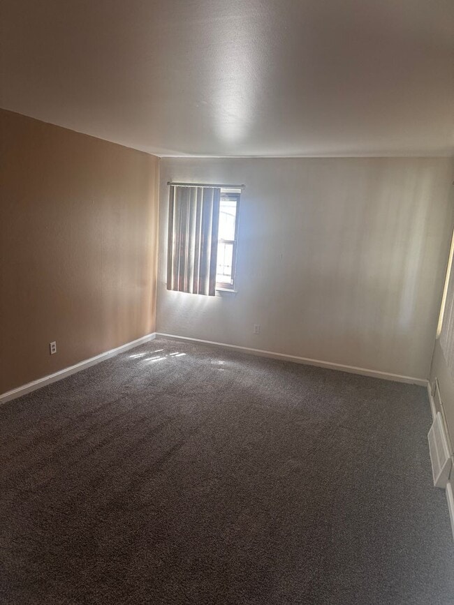 Building Photo - 3 bed 1 bath