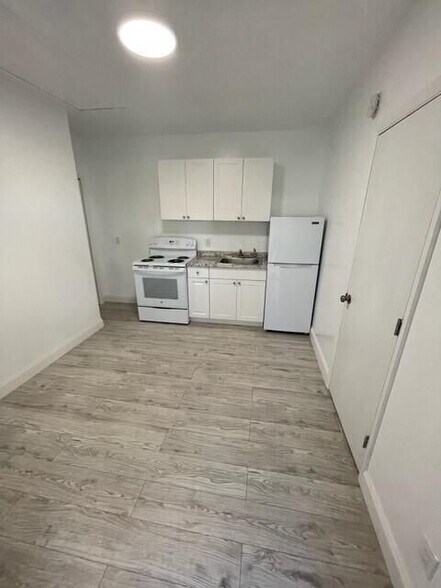 Building Photo - 3890 Lakewood Rd