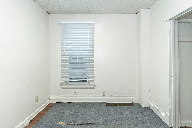 Building Photo - 117 Louis St