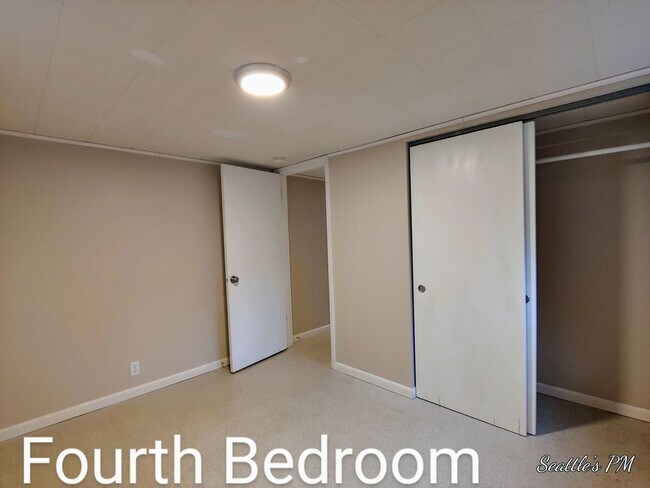 Building Photo - Beautifully Updated 4 Bedroom Home in Sherdian Beach- Includes Beach Club Access