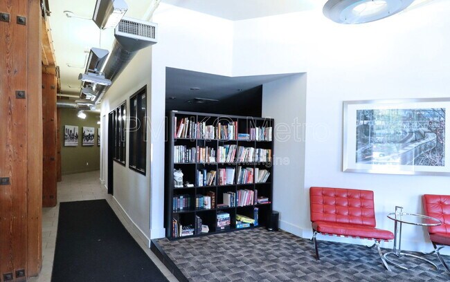 Building Photo - 200 Main St