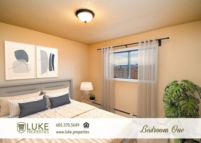 Building Photo - 405 S Sycamore Ave