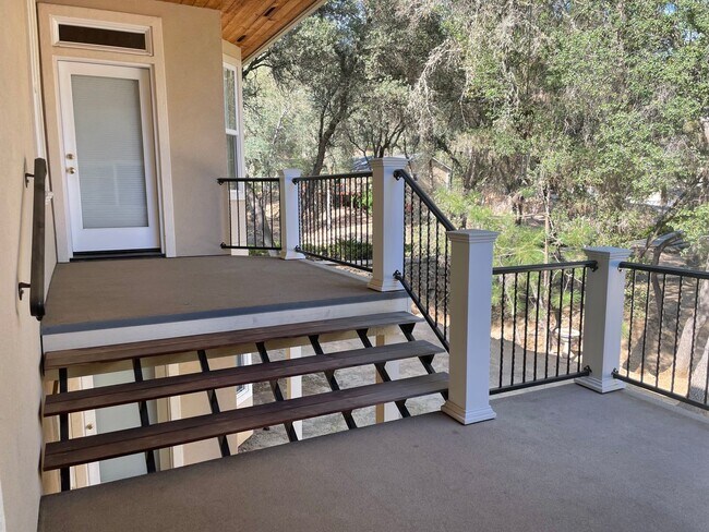 Building Photo - 3 bedroom, 3 bath, entertainment room, lib...
