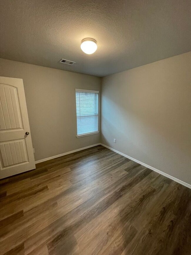 Building Photo - *Valentine's Day Special!* Three Bedroom |...