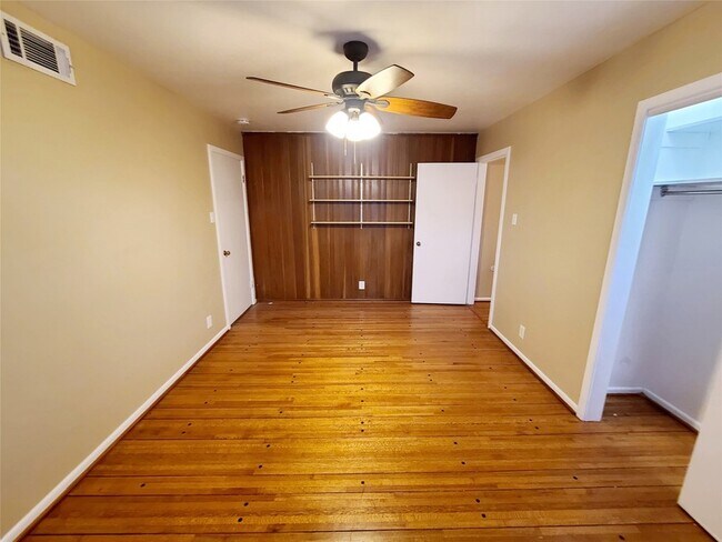 Building Photo - 1830 Viewcrest Dr